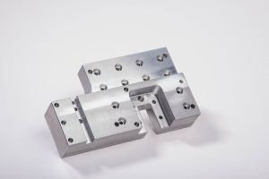 Das Bild zeigt ein Dreh- und Frästeil: Maschinenbauteil für Führungsschlitten