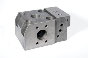Das Bild zeigt ein Dreh- und Frästeil: Hydraulik-Steuerblock, TEM-entgratet