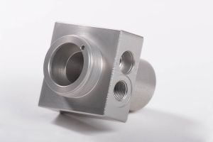 Das Bild zeigt ein Dreh- und Frästeil: Pneumatikbauteil - Zylinderdeckel