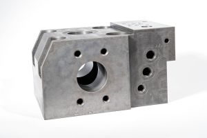 Das Bild zeigt ein Dreh- und Frästeil: Hydraulik-Steuerblock, TEM-entgratet